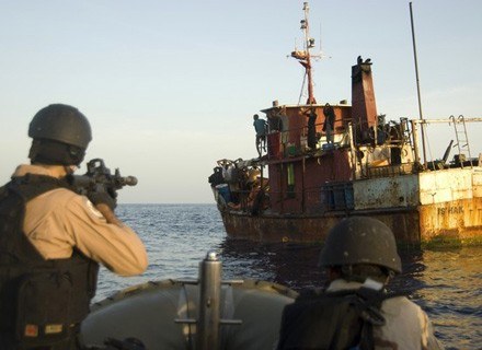 Piraci pod lufami antyterrorystów. Niestety, ryzyko wpadki nie zniechęca bandytów... /AFP
