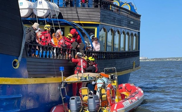 Piracki galeon na mieliźnie. Ewakuowano pasażerów