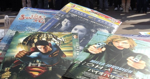Pirackie filmy DVD trafiają do nas zarówno z Chin, jak i za wschodniej granicy /AFP