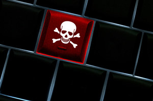 La piratería está en aumento de nuevo.  Cada vez son más las personas que buscan "Libre" Películas