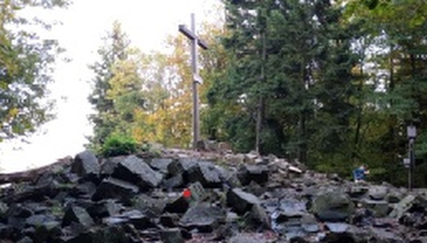 Piramida Armińskiego powróci na Łysicę. To najstarszy polski znak geodezyjny