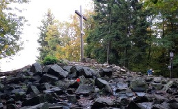 Piramida Armińskiego powróci na Łysicę. To najstarszy polski znak geodezyjny