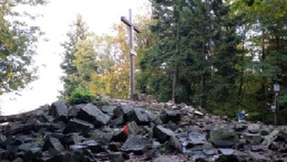 Piramida Armińskiego powróci na Łysicę. To najstarszy polski znak geodezyjny