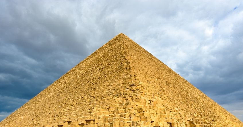Piramida Cheopsa jest koślawa, choć nie wygląda /123RF/PICSEL
