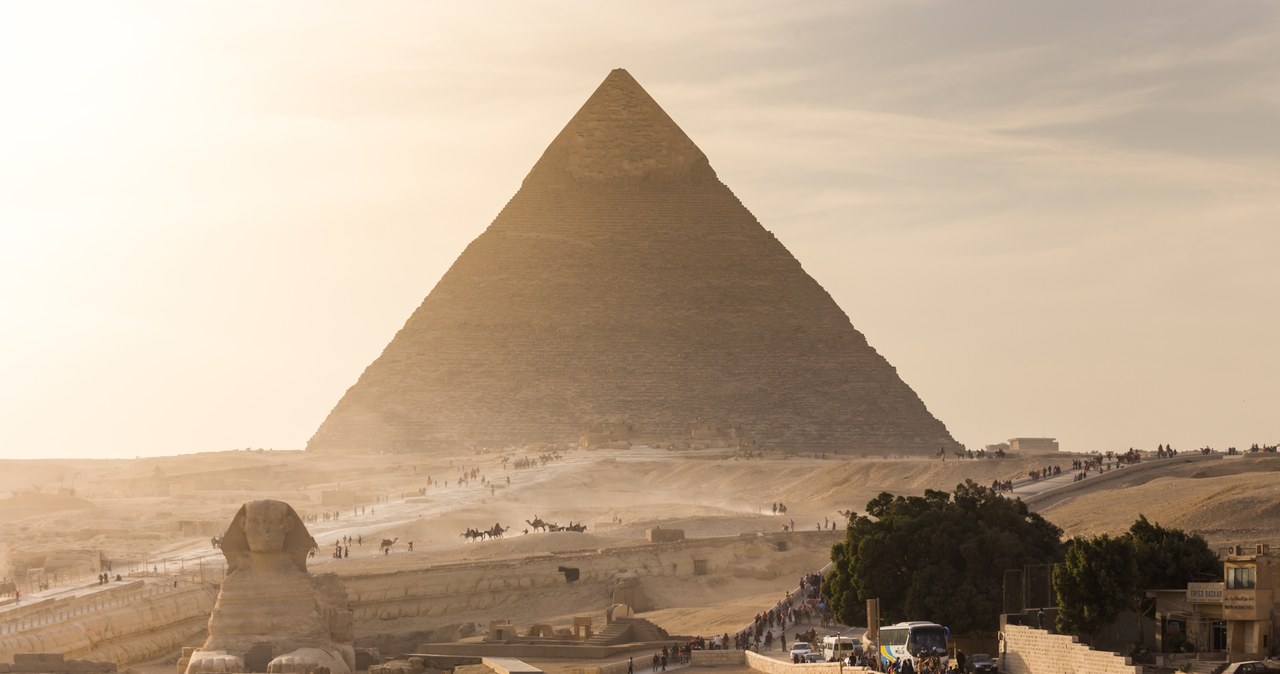 Piramida Cheopsa wciąż skrywa wiele tajemnic i jest jedynym cudem świata, który przetrwał od starożytności. /123RF/PICSEL