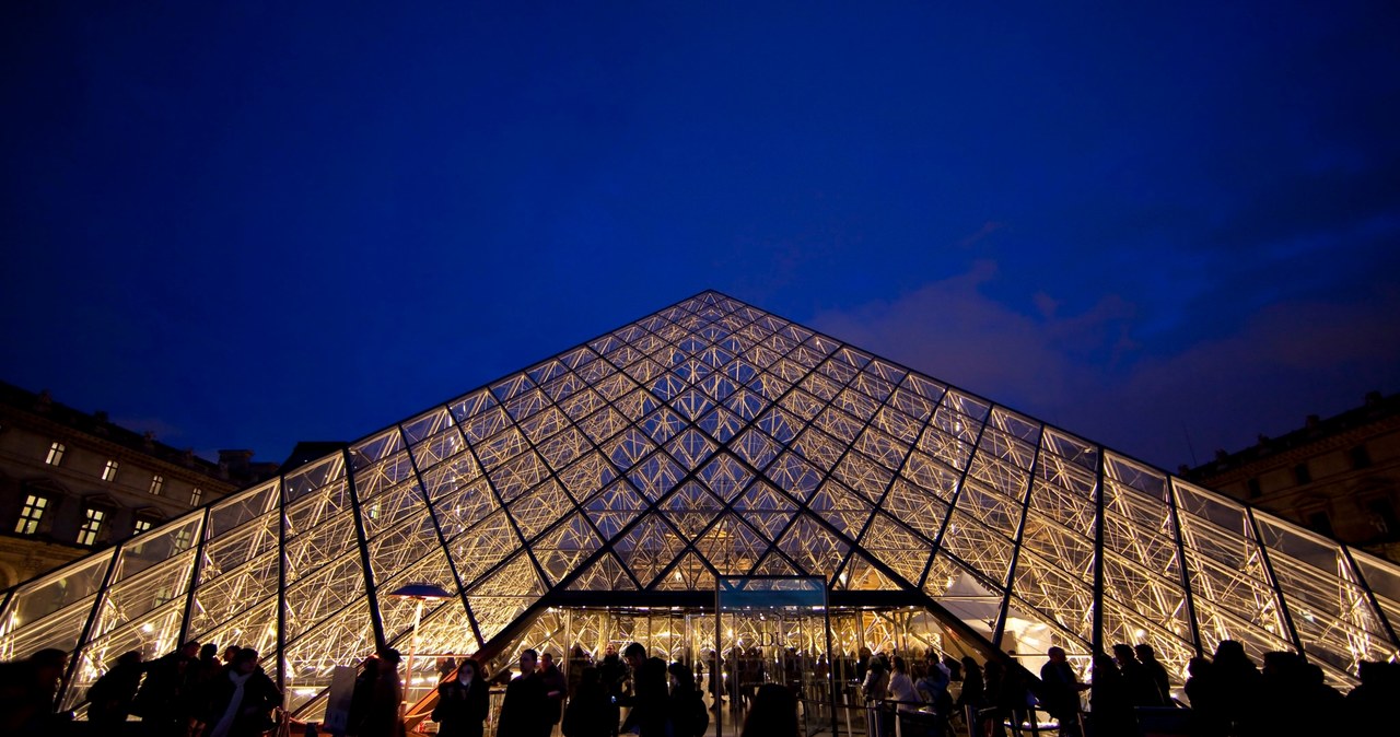 Piramida przed Luwrem świeci ekologicznym przykładem