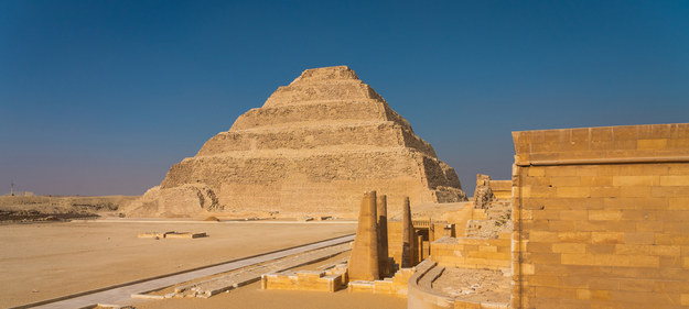 Piramida w Sakkarze /Shutterstock