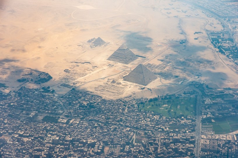 Piramidy w Gizie na granicy miasta /123RF/PICSEL