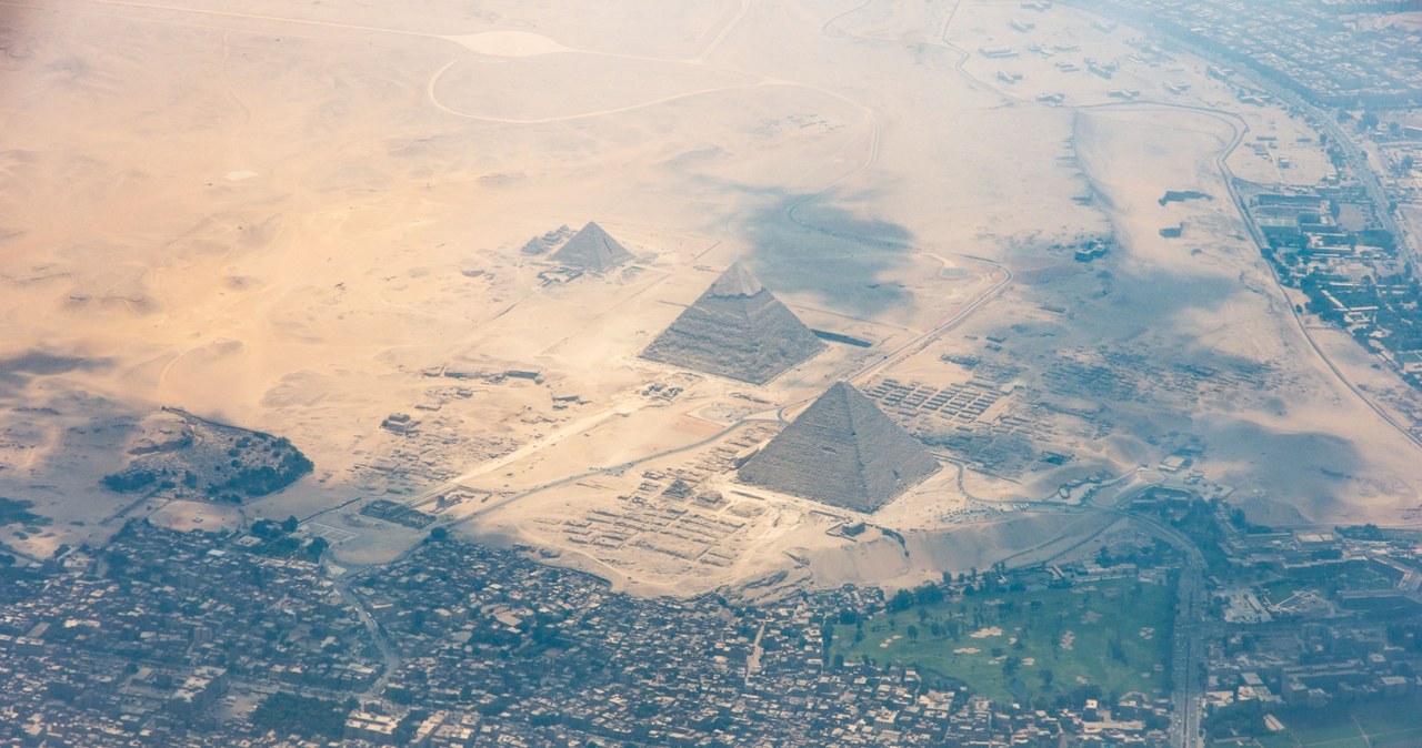 Piramidy w Gizie na granicy miasta /123RF/PICSEL