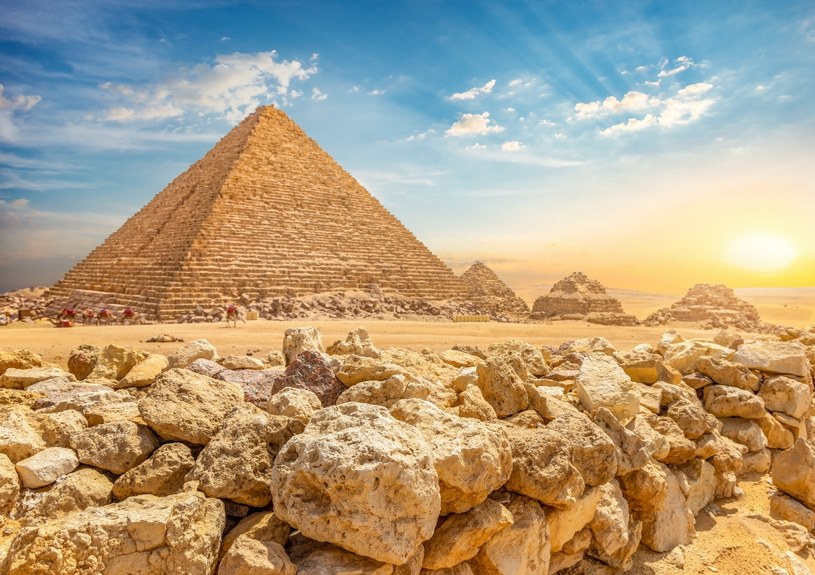 Piramidy w Gizie wciąż kryją w sobie wiele tajemnic /123RF/PICSEL
