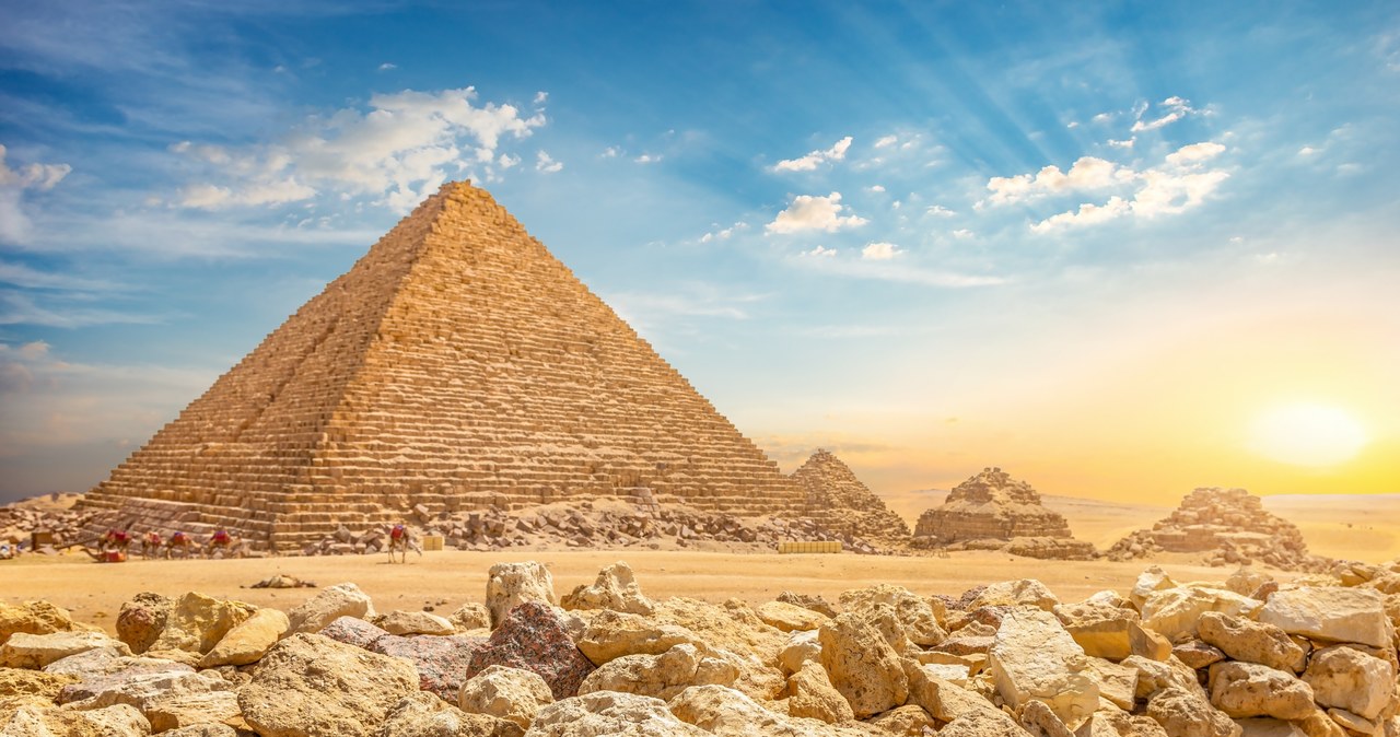 Piramidy w Gizie wciąż kryją w sobie wiele tajemnic /123RF/PICSEL