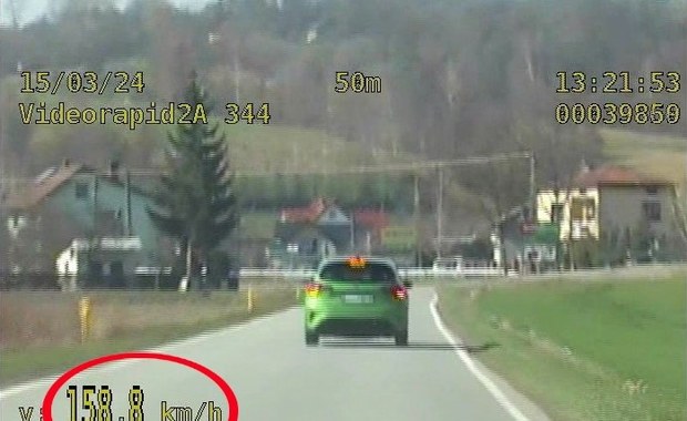 ​Pirat drogowy surowo ukarany. Pędził prawie 160 km/h w terenie zabudowanym