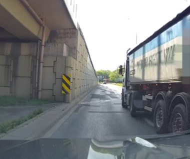 Pirat w ciężarówce. Zajechał drogę, a potem opluł!