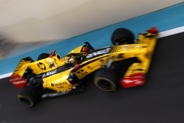 Pirelli będzie używało do testów bolidu, którym jeździł Kubica w 2010 roku. /AFP