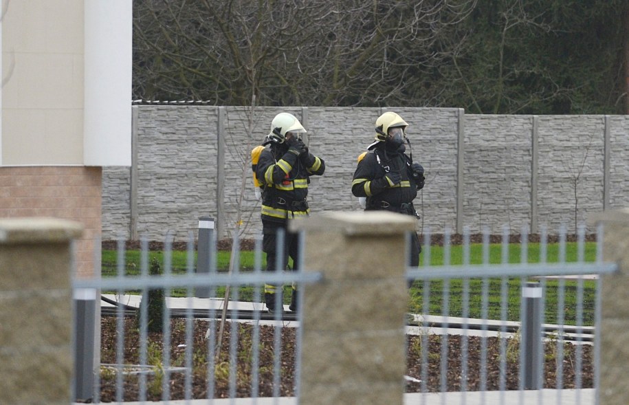 Pirotechnicy przed domem dyplomaty /FILIP SINGER /PAP/EPA