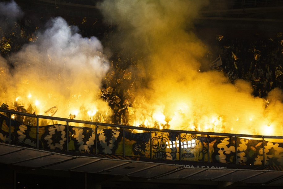 Pirotechnika odpalona podczas meczu w Amsterdamie przez kibiców Maccabi Tel Awiw /ROBIN VAN LONKHUIJSEN /PAP/EPA