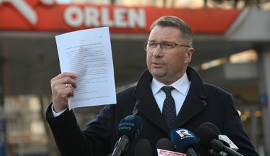 PiS chce obniżki podatków na paliwa. Ekonomiści oceniają pomysł P. Czarnka
