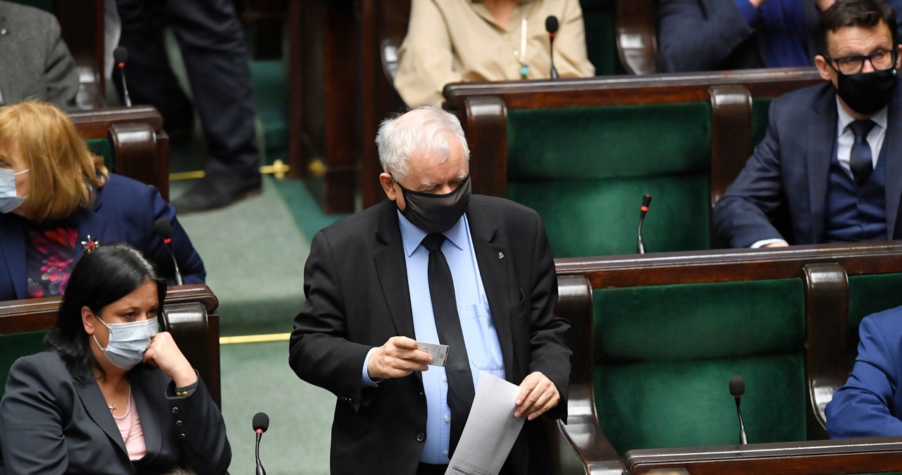 PiS dalej traci w sondażach. Zyskuje opozycja
