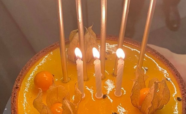 PiS krytykuje urodzinowy wpis Borysa Budki. Poszło o układ świeczek na torcie 