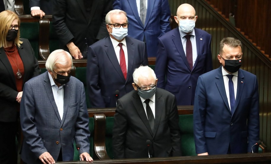 PiS mógłby liczyć na 35 proc. głosów /Tomasz Gzell    /PAP