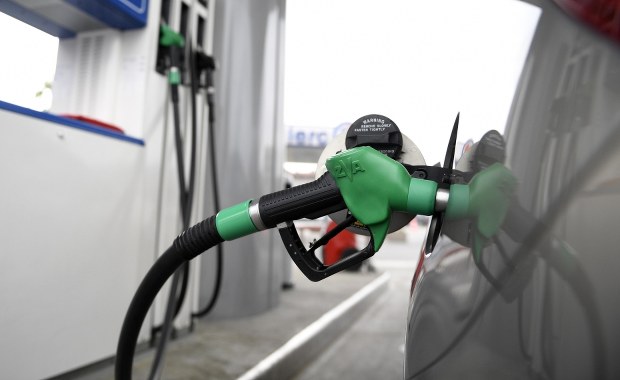 PiS nie rezygnuje z opłaty emisyjnej. Opozycja: Dotknie portfeli Polaków