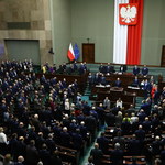 PiS popiera projekt budżetu na 2022 r. Opozycja zgłasza poprawki