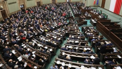 PiS traci, Platforma zyskuje. Co jeszcze mówi najnowszy sondaż?