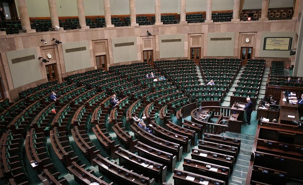 PiS traci poparcie, ale wciąż wygrywa wybory. Najnowszy sondaż partyjny