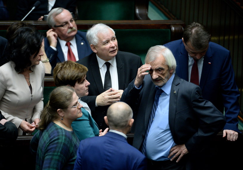 PiS traci poparcie, jest to jednak nieznaczny spadek /Jacek Turczyk /PAP