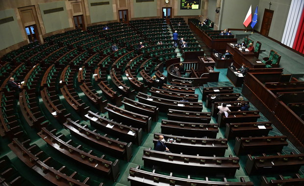 PiS wycofuje się z dodatku dla wszystkich medyków 