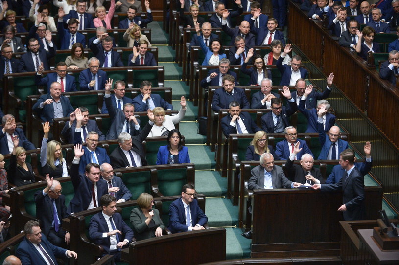 PiS z większością w Sejmie, ale nie w Senacie? Jak wynika z najnowszego sondażu, za taką sytuacją opowiada się większość pytanych / 	Marcin Obara  /PAP