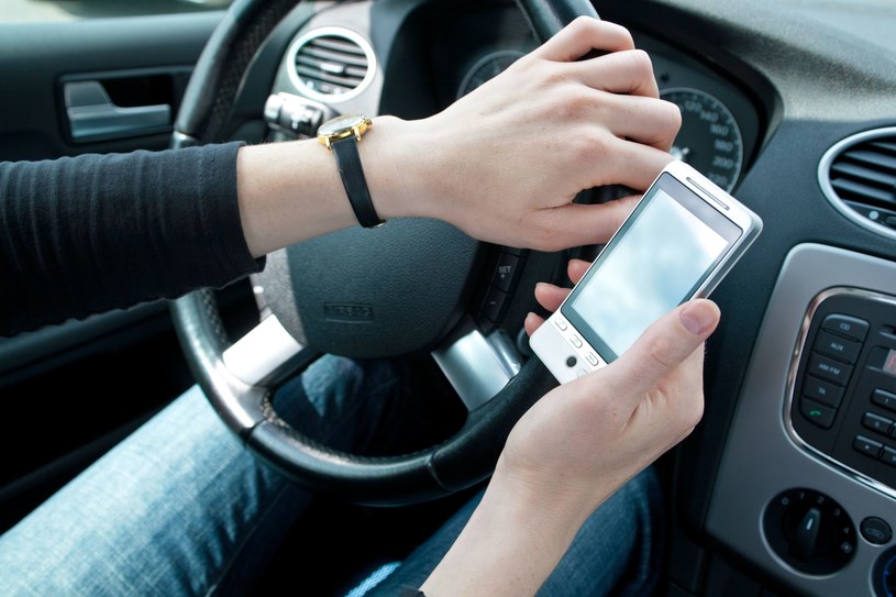 Pisanie SMS-ów podczas jazdy samochodem - 200 zł kary /123RF/PICSEL
