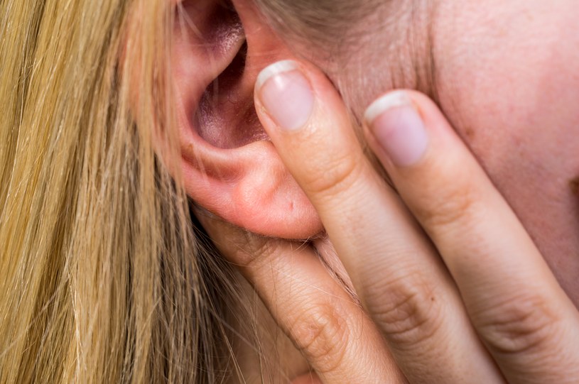 Piski, szumy i brzęczenia w uszach mogą być spowodowane infekcją ucha środkowego, niektórymi lekami a nawet przebytymi urazami głowy /123RF/PICSEL