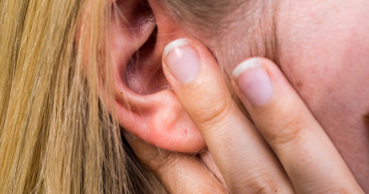 Piski, szumy i brzęczenia w uszach mogą być spowodowane infekcją ucha środkowego, niektórymi lekami a nawet przebytymi urazami głowy /123RF/PICSEL