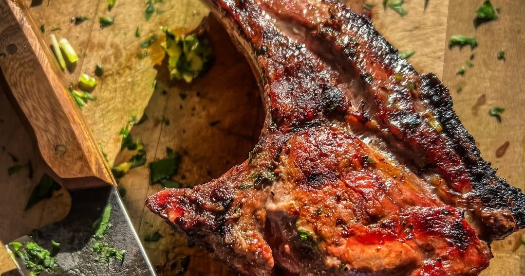 Після приготування важливо дати м’ясу "відпочити" 5-15 хвилин, щоб воно ввібрало власний сік /Domena publiczna