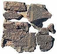 Pismo klinowe, potłuczona i złożona na powrót tabliczka opisująca przygody Gilgamesza na wpół /Encyklopedia Internautica