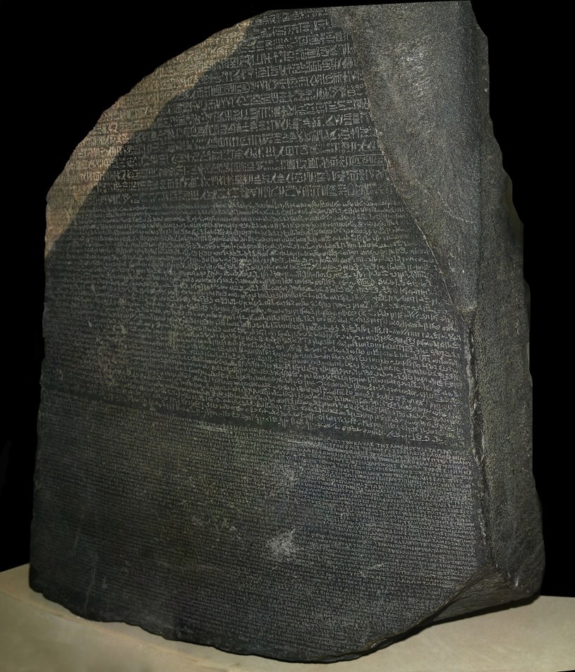 Pismo staroegipskie udało się dokładnie rozszyfrować dopiero po odkryciu Kamienia z Rosetty, który posiadał zapis tego samego tekstu także w języku greckim /Hans Hillewaert /Wikipedia
