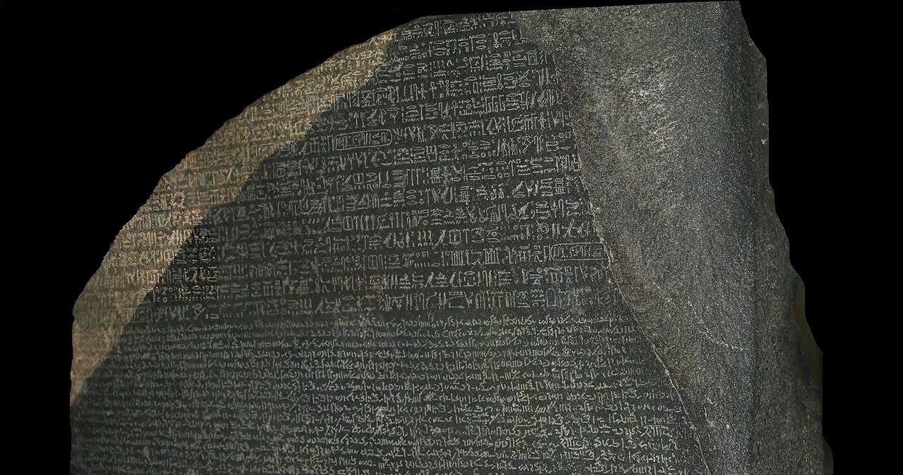 Pismo staroegipskie udało się dokładnie rozszyfrować dopiero po odkryciu Kamienia z Rosetty, który posiadał zapis tego samego tekstu także w języku greckim /Hans Hillewaert /Wikipedia