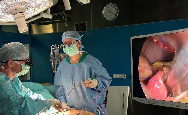 Pistolet do zakładania szwów na sercu. Nowatorska metoda w Katowicach