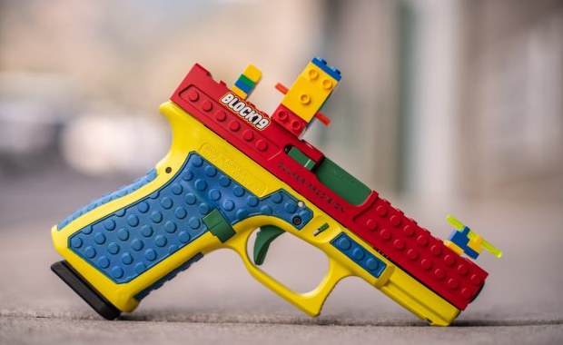 Pistolet jak zabawka z klocków. Ostry protest Lego 