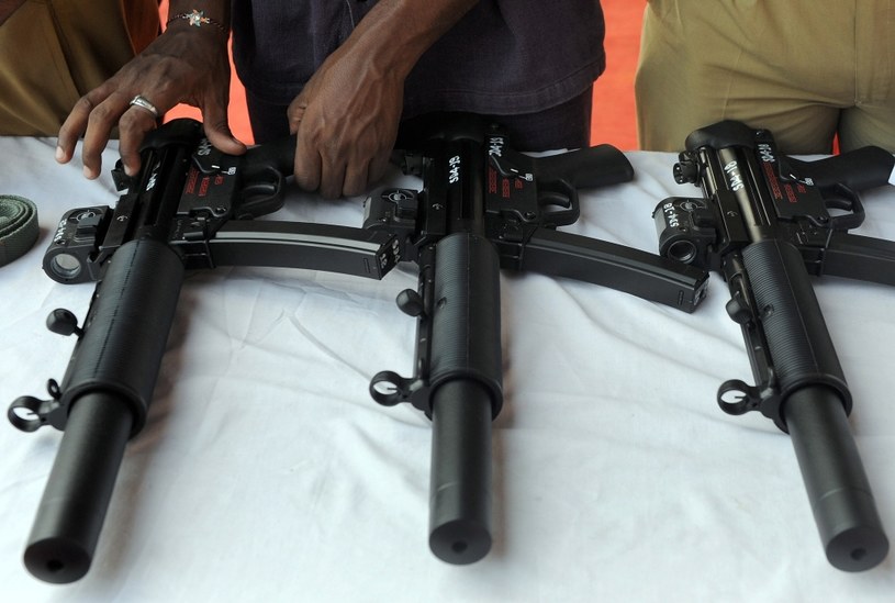 Pistolet maszynowy MP5 z tłumikiem /AFP
