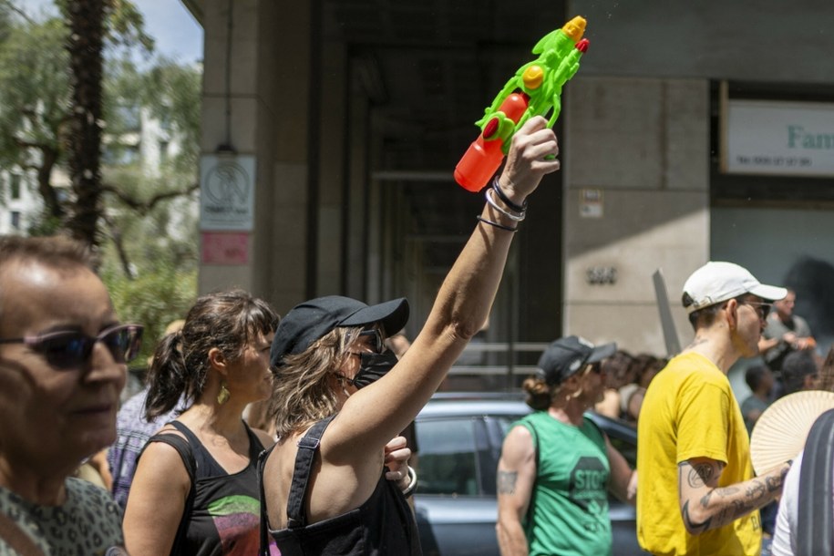 Pistolet na wodę - częsty rekwizyt podczas protestów przeciwko turystom. /AA/ABACA/Abaca/East News /East News