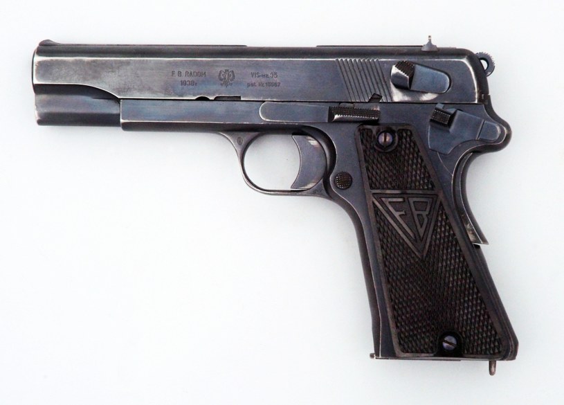 Pistolet Vis wz.35 na wyposażeniu Wojska Polskiego, 1938 /Reprodukcja: FoKa /Agencja FORUM