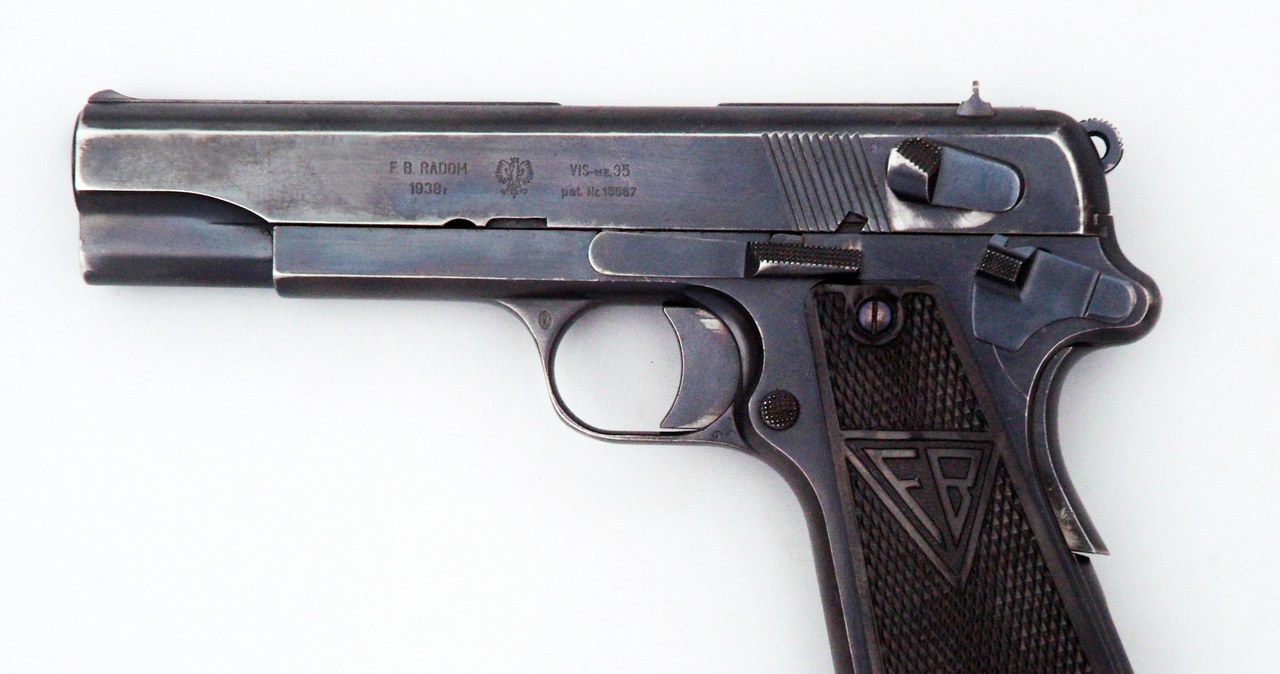 Pistolet Vis wz.35 na wyposażeniu Wojska Polskiego, 1938 /Reprodukcja: FoKa /Agencja FORUM