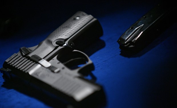 Pistolet z nabojami zginął z wojskowego magazynu