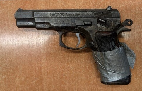 Pistolet znaleziony przy 43-latku w centrum Krakowa /Małopolska Policja /Policja