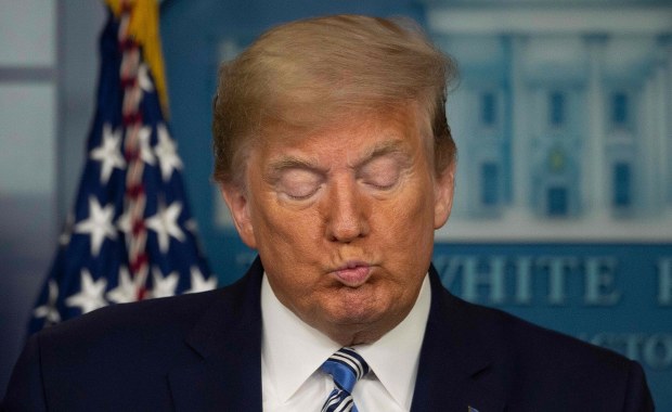 Pisze w nocy, zamyka oczy w dzień. Czy Donald Trump nie śpi za mało?