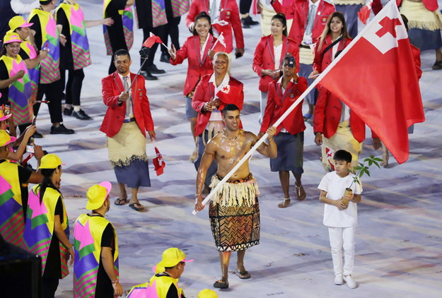 Pita Taufatofua podczas ceremonii otwarcia igrzysk w 2016 roku /MICHAEL KAPPELER /PAP/EPA