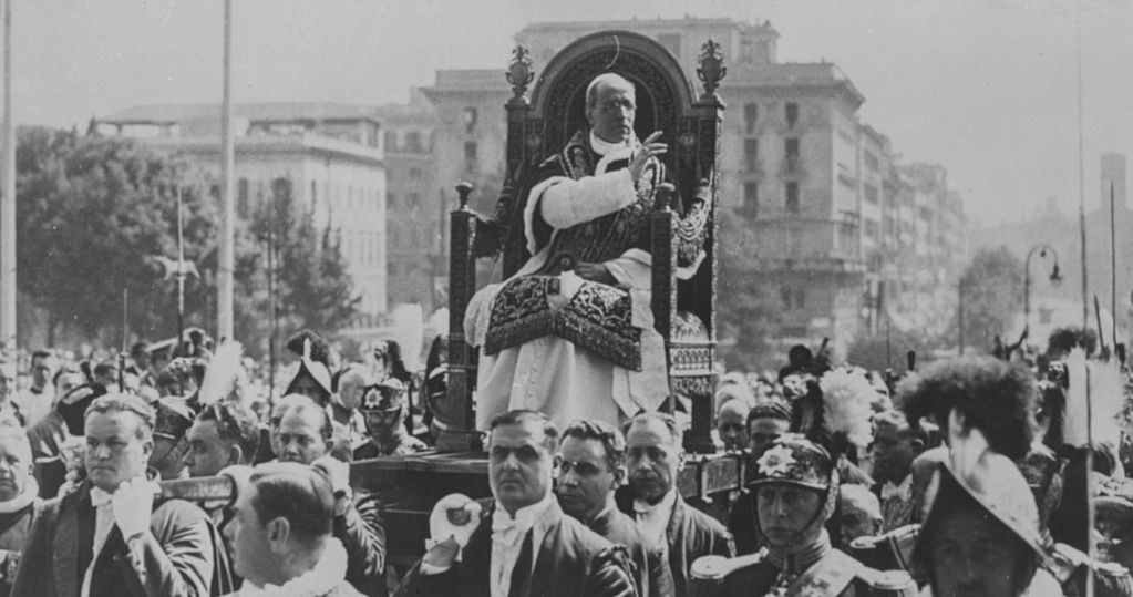 Pius XII na papieskim tronie niesiony ulicami Rzymu w 1945 r. /Hulton Archive /Getty Images