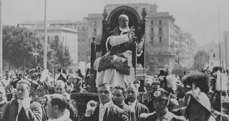 Pius XII na papieskim tronie niesiony ulicami Rzymu w 1945 r. /domena publiczna